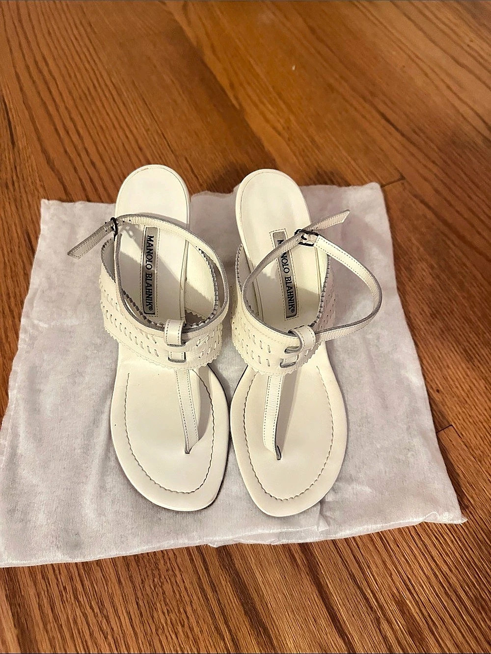 Manolo Blahnik White Leather Mionasan T-Bar Ring Thong Sandals – Size 9.5